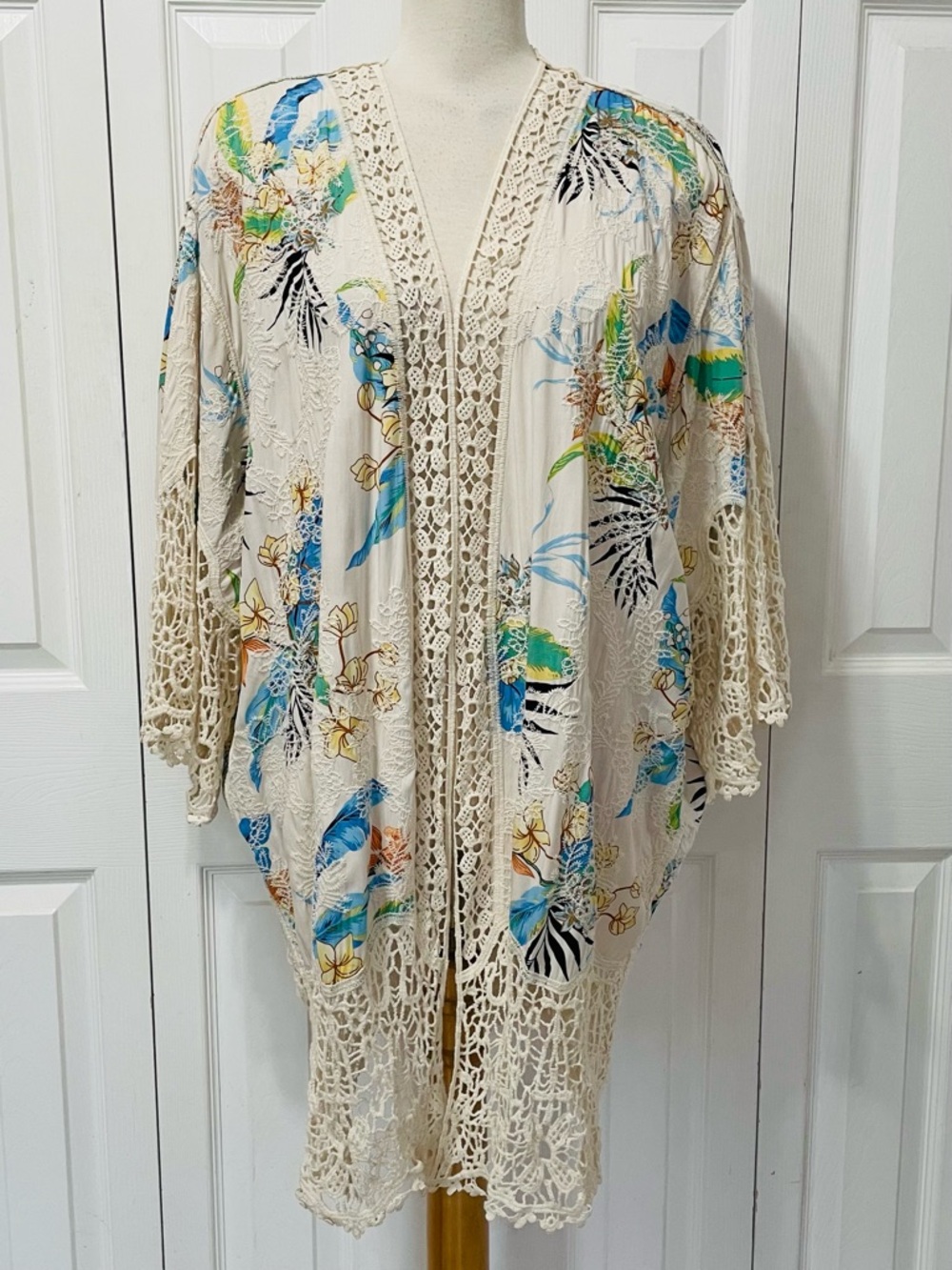 Spiaggia Dolce Embroidered Cream Crochet Trim Floral Duster Kimono Coverup
